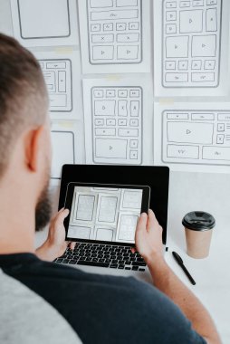 Ux web sitesi tasarım kablosu. Taslak, prototip, çerçeve, gelecek tasarım projesi. Ui / Ux - kullanıcı arayüzü, kullanıcı deneyimi tasarımcısı. Web tasarım stüdyosu için yaratıcı bir konsept. Web sitesi geliştirme