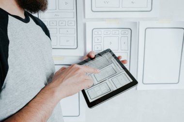 Ux web sitesi tasarım kablosu. Taslak, prototip, çerçeve, gelecek tasarım projesi. Ui / Ux - kullanıcı arayüzü, kullanıcı deneyimi tasarımcısı. Web tasarım stüdyosu için yaratıcı bir konsept. Web sitesi geliştirme