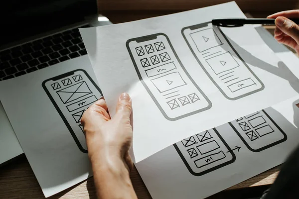 Ux mobil uygulama kablosu. Taslak, prototip, çerçeve, gelecekteki uygulama tasarım projesi. Ui / Ux - kullanıcı arayüzü ve kullanıcı deneyimi tasarımcısı. Akıllı telefon için yaratıcı bir kavram. Uygulama geliştirme