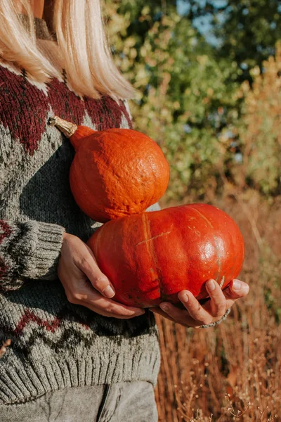 Gelukkige Blonde Vrouwen Met Handpompoen Jong Mooi Meisje Oogst Seizoen — Stockfoto