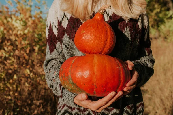 手のカボチャを保持幸せなブロンドの髪の女性 収穫中の若い美しい女の子 有機食品の季節 秋のシーズン秋の色 オレンジと黄色 カボチャの日とハロウィン 自然の中で女性 — ストック写真