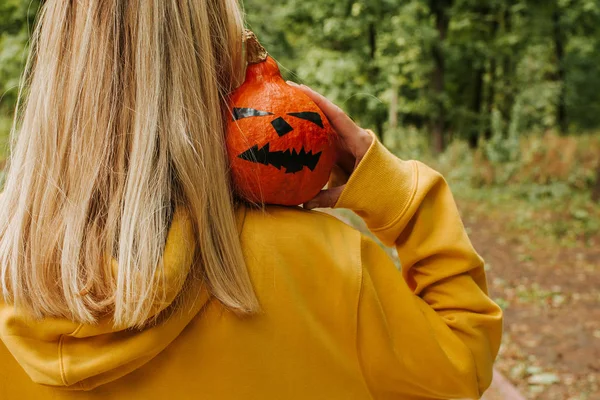 Calabaza Halloween Mujer Sosteniendo Una Calabaza Cara Miedo Feliz Fiesta — Foto de Stock