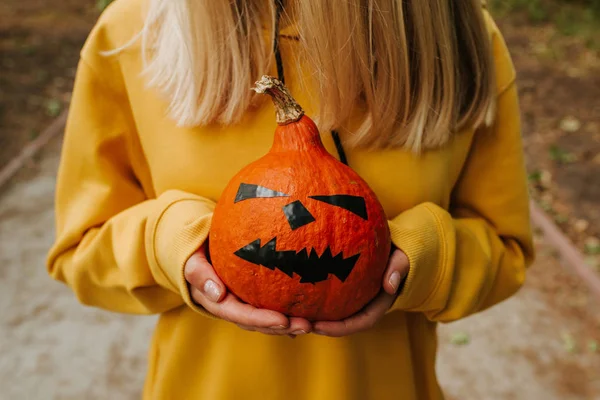 Labu Halloween Wanita Memegang Labu Wajah Menakutkan Selamat Pesta Halloween — Stok Foto