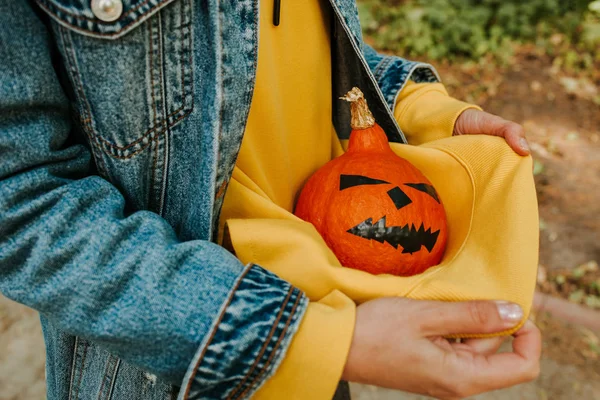 Calabaza Halloween Mujer Sosteniendo Una Calabaza Cara Miedo Feliz Fiesta — Foto de Stock