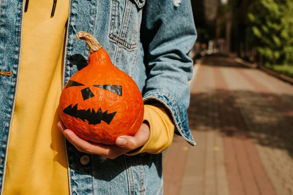 Labu Halloween Wanita Memegang Labu Wajah Menakutkan Selamat Pesta Halloween — Stok Foto