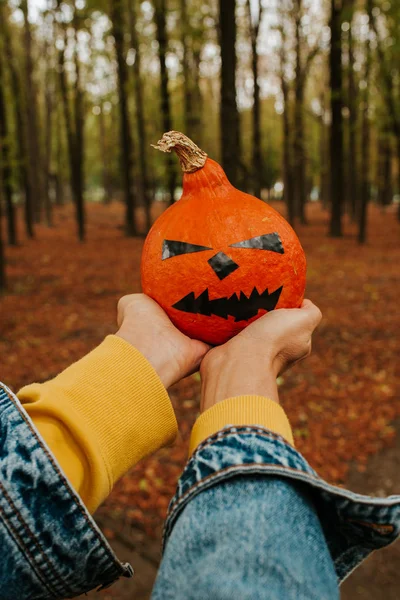 Calabaza Halloween Mujer Sosteniendo Una Calabaza Cara Miedo Feliz Fiesta — Foto de Stock