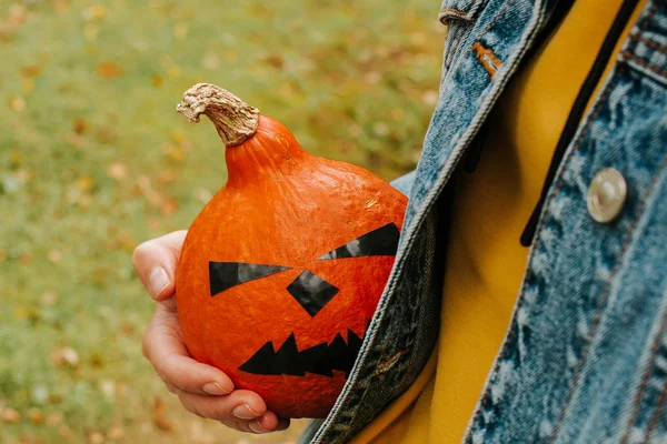 Labu Halloween Wanita Memegang Labu Wajah Menakutkan Selamat Pesta Halloween — Stok Foto