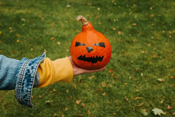 Labu Halloween Wanita Memegang Labu Wajah Menakutkan Selamat Pesta Halloween — Stok Foto