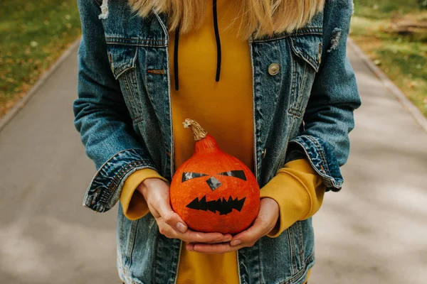 Calabaza Halloween Mujer Sosteniendo Una Calabaza Cara Miedo Feliz Fiesta — Foto de Stock