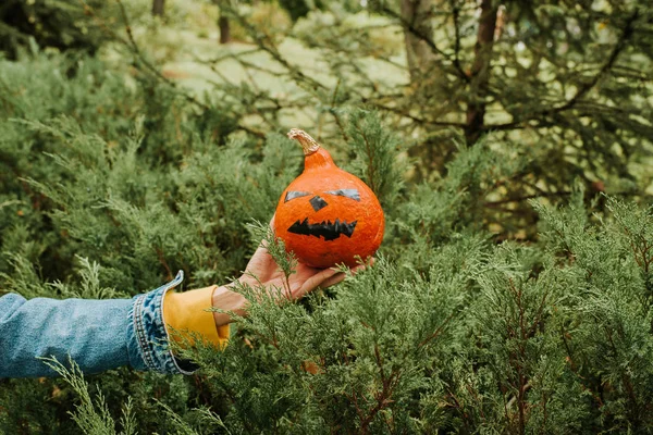 Labu Halloween Wanita Memegang Labu Wajah Menakutkan Selamat Pesta Halloween — Stok Foto