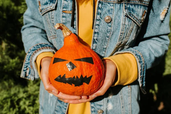 Labu Halloween Wanita Memegang Labu Wajah Menakutkan Selamat Pesta Halloween — Stok Foto