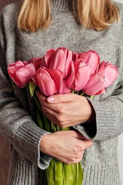 Mujer Feliz Sostiene Tulipanes Sus Manos Florista Reunió Ramo Hermosas —  Fotos de Stock