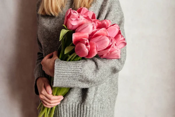 Une Femme Heureuse Tient Des Tulipes Dans Ses Mains Fleuriste — Photo
