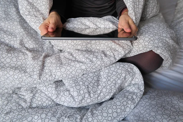 Kvinnan Håller Tabletten Händerna Morgon Online Aktiviteter Hemmet Slappna Sängen — Stockfoto