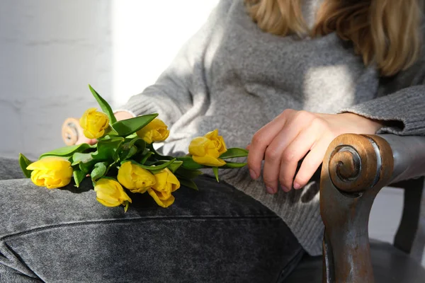 Sárga Tulipán Csokor Női Kézben Gyönyörű Tavaszi Friss Virágok Napon — Stock Fotó