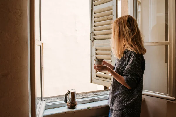 Kvinna Pyjamas Dricker Morgonkaffe Nära Fönstret Med Fönsterluckor Början Dag — Stockfoto
