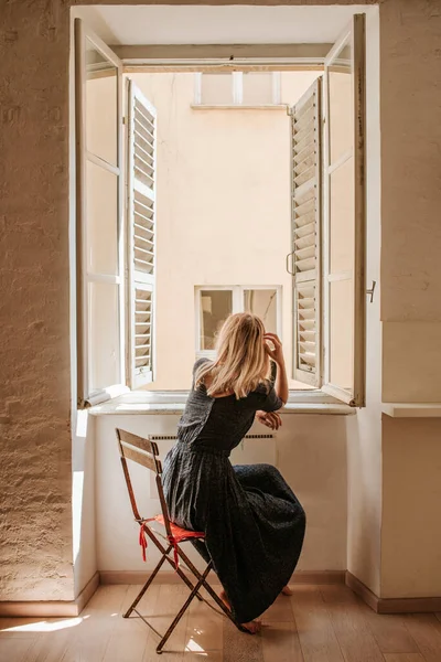 Mujer Pelo Rubio Hermoso Vestido Cerca Ventana Con Persianas Comienzo — Foto de Stock