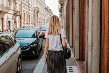 Sarışın, güzel bir kadın şehrin sokaklarında yürüyor. Kız Avrupa 'da tatilin tadını çıkarıyor. Güzel tarihi mimari. İtalyan hafta sonu. Torino, İtalya 'ya git. Macera yaşam tarzı