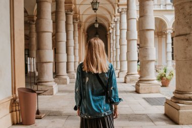 Sarışın, güzel bir kadın şehrin sokaklarında yürüyor. Kız Avrupa 'da tatilin tadını çıkarıyor. Güzel tarihi mimari. İtalyan hafta sonu. Torino, İtalya 'ya git. Macera yaşam tarzı