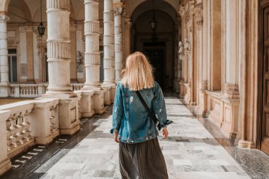 Sarışın, güzel bir kadın şehrin sokaklarında yürüyor. Kız Avrupa 'da tatilin tadını çıkarıyor. Güzel tarihi mimari. İtalyan hafta sonu. Torino, İtalya 'ya git. Macera yaşam tarzı