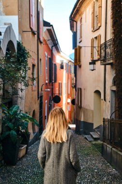 Sarışın, güzel bir kadın şehrin sokaklarında yürüyor. Kız Avrupa 'da tatilin tadını çıkarıyor. Güzel tarihi mimari. İsviçre hafta sonu. İsviçre, Locarno 'ya git. Macera yaşam tarzı