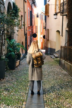 Sarışın, güzel bir kadın şehrin sokaklarında yürüyor. Kız Avrupa 'da tatilin tadını çıkarıyor. Güzel tarihi mimari. İsviçre hafta sonu. İsviçre, Locarno 'ya git. Macera yaşam tarzı