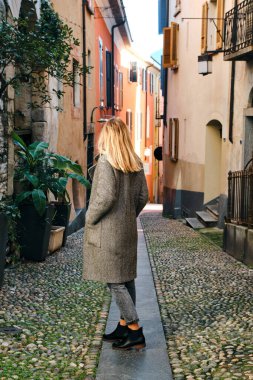 Sarışın, güzel bir kadın şehrin sokaklarında yürüyor. Kız Avrupa 'da tatilin tadını çıkarıyor. Güzel tarihi mimari. İsviçre hafta sonu. İsviçre, Locarno 'ya git. Macera yaşam tarzı