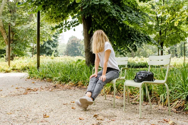 一个漂亮的高加索女人在公园里散步 户外活动 放松的生活方式 在城市度过了一个愉快的假期 夏天散步 可爱的女孩喜欢天气 呼吸新鲜空气 绿色自然周末 — 图库照片