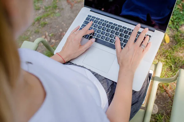 Μια Γυναίκα Πληκτρολογεί Ένα Πληκτρολόγιο Laptop Online Δουλειές Εξωτερικούς Χώρους — Φωτογραφία Αρχείου