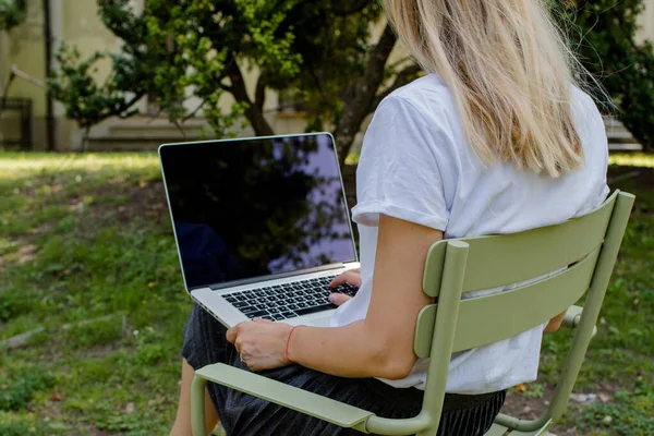 Μια Γυναίκα Πληκτρολογεί Ένα Πληκτρολόγιο Laptop Online Δουλειές Εξωτερικούς Χώρους — Φωτογραφία Αρχείου