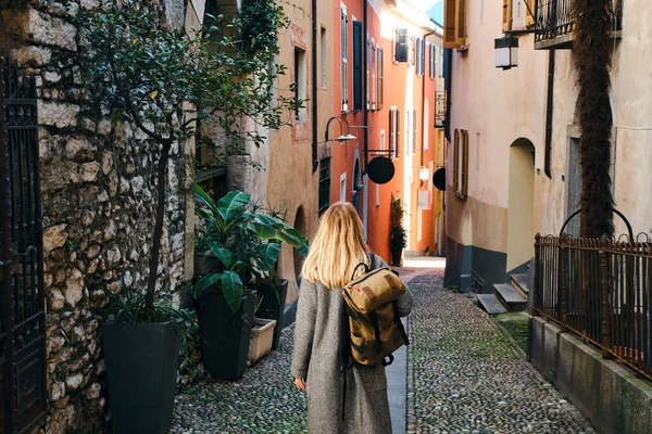 Sarışın, güzel bir kadın şehrin sokaklarında yürüyor. Kız Avrupa 'da tatilin tadını çıkarıyor. Güzel tarihi mimari. İsviçre hafta sonu. İsviçre, Locarno 'ya git. Macera yaşam tarzı