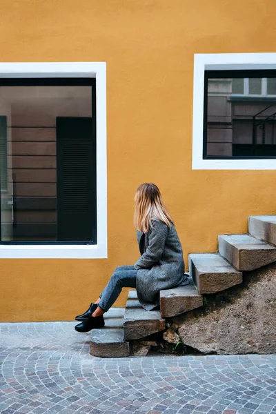 Una Hermosa Mujer Sentada Las Escaleras Cerca Una Hermosa Casa — Foto de Stock