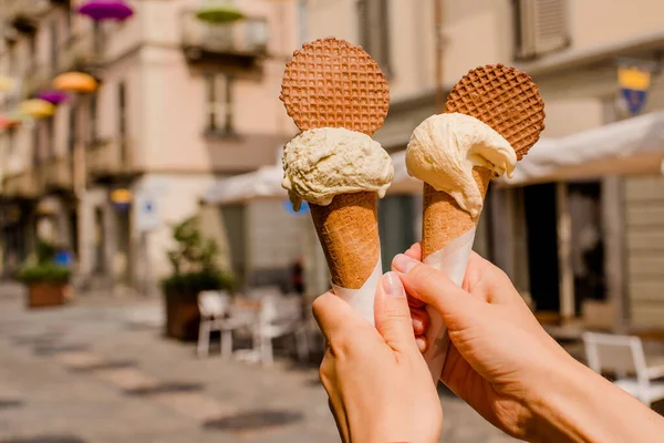 Lezzetli geleneksel İtalyan dondurması kadınların elinde. Doğal ev yapımı gelato yakın plan. Yaz tatlı tatlı tatlı tatlı. Sıcak havalarda ferahlatır. Sağlıklı beslenme, organik gıda. Ürünü götürün.