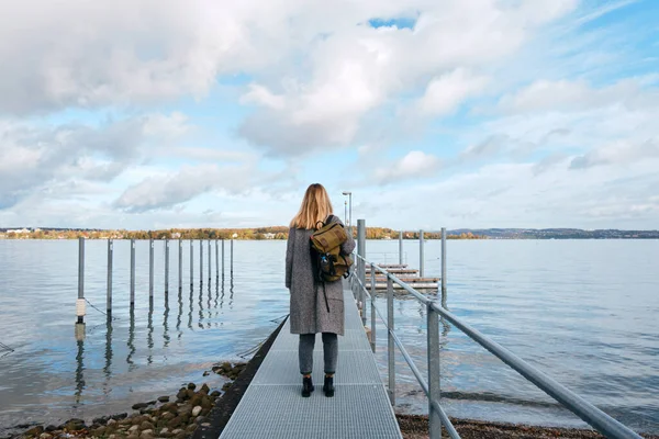 Krásná Běloška Stojí Molu Kreuzlingenu Dívka Cestách Bodensee Jezero Hranici — Stock fotografie