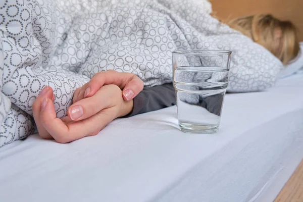 Szklankę Wody Obok Dziewczyny Śpiącej Łóżku Szczęśliwy Poranek Kobieta Piżamie — Zdjęcie stockowe