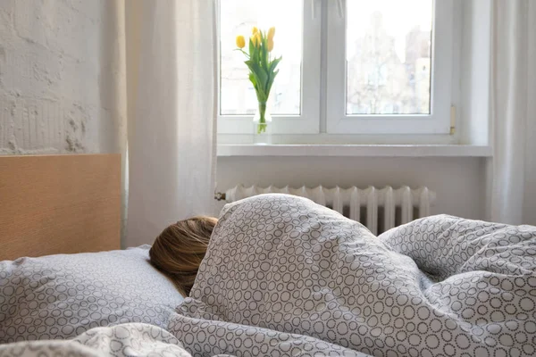 Kobieta Śpi Łóżku Blondynka Pod Kocem Poduszce Obudź Się Śnię — Zdjęcie stockowe
