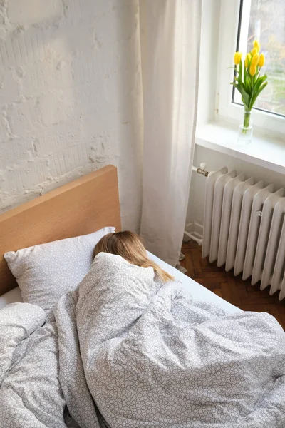 Mujer Duerme Cama Chica Rubia Bajo Manta Sobre Almohada Despierta —  Fotos de Stock