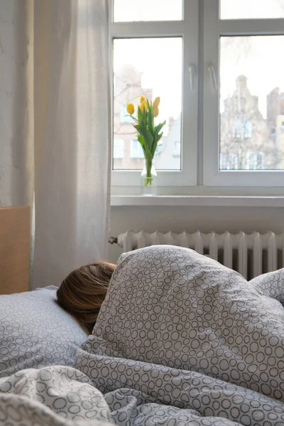 Kobieta Śpi Łóżku Blondynka Pod Kocem Poduszce Obudź Się Śnię — Zdjęcie stockowe