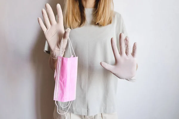 Eine Frau Handschuhen Hält Eine Medizinische Maske Den Händen Sterile — Stockfoto