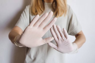 Tıbbi eldivenli kadın elleri yakın plan. Vücudu virüslerden ve bakterilerden korumak. El hijyeni, steril üniforma. Salgınla mücadele. Hayatın için güvenlik. Önlem ve kontrol. Koronavirüsü durdurun.