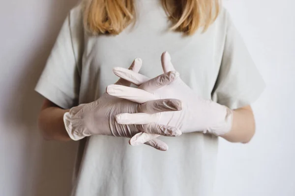女用手戴着医用手套特写 保护身体免受病毒和细菌的侵害 手卫生 消毒制服 防治流行病的斗争 保护你的生命安全预防和控制 停止结肠病毒 — 图库照片