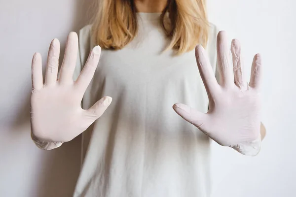 女用手戴着医用手套特写 保护身体免受病毒和细菌的侵害 手卫生 消毒制服 防治流行病的斗争 保护你的生命安全预防和控制 停止结肠病毒 — 图库照片