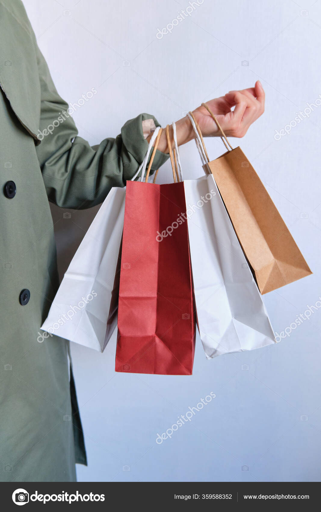 Plantage maatschappij thee Happy Woman Holding Hand Shopping Package Paper Bag Sale Store Stock Photo  by ©pilipeichenko 359588352