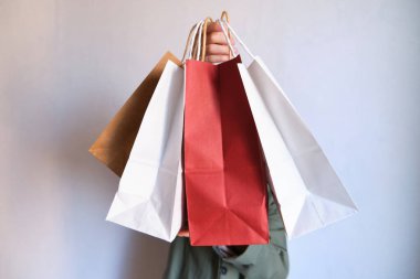 Alışveriş paketini elinde tutan mutlu kadın. Kese kağıdı. Mağazada indirim var. Moda dükkanındaki güzel genç kız. Müşteri satın alma hediyesi. Kara Cuma indirimi. Özel tatil indirimi, indirim. Piyasada bir kadın