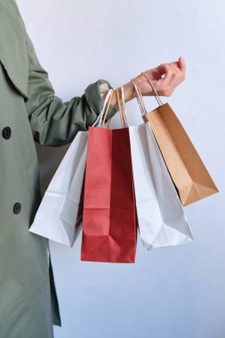 Alışveriş paketini elinde tutan mutlu kadın. Kese kağıdı. Mağazada indirim var. Moda dükkanındaki güzel genç kız. Müşteri satın alma hediyesi. Kara Cuma indirimi. Özel tatil indirimi, indirim. Piyasada bir kadın