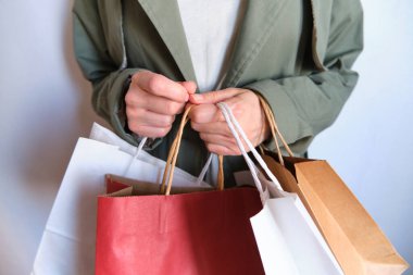 Alışveriş paketini elinde tutan mutlu kadın. Kese kağıdı. Mağazada indirim var. Moda dükkanındaki güzel genç kız. Müşteri satın alma hediyesi. Kara Cuma indirimi. Özel tatil indirimi, indirim. Piyasada bir kadın