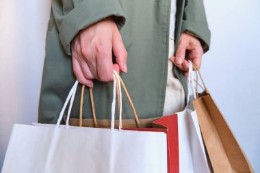 Alışveriş paketini elinde tutan mutlu kadın. Kese kağıdı. Mağazada indirim var. Moda dükkanındaki güzel genç kız. Müşteri satın alma hediyesi. Kara Cuma indirimi. Özel tatil indirimi, indirim. Piyasada bir kadın