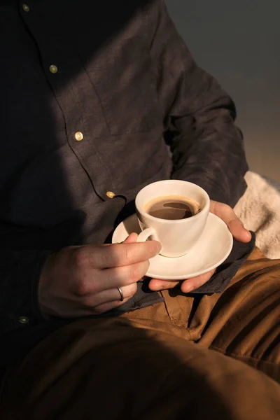 Snygg Man Med Kopp Kaffe Affärsman Dricker Morgonkaffe Efter Frukost — Stockfoto