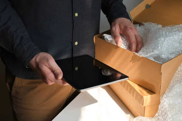 Hombre Está Empacando Cajas Cartón Servicio Entrega Para Pedidos Línea — Foto de Stock