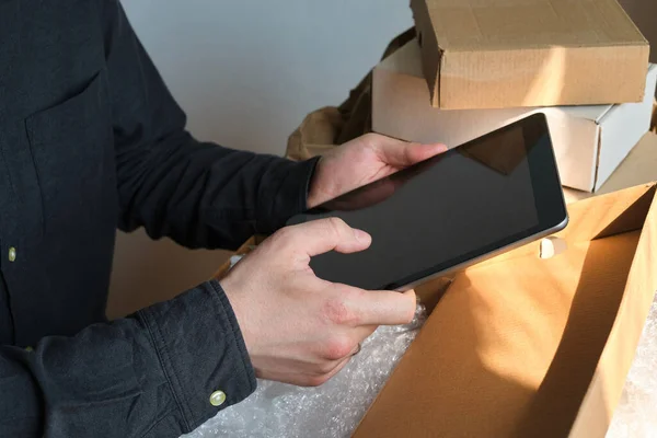 Hombre Está Empacando Cajas Cartón Servicio Entrega Para Pedidos Línea — Foto de Stock